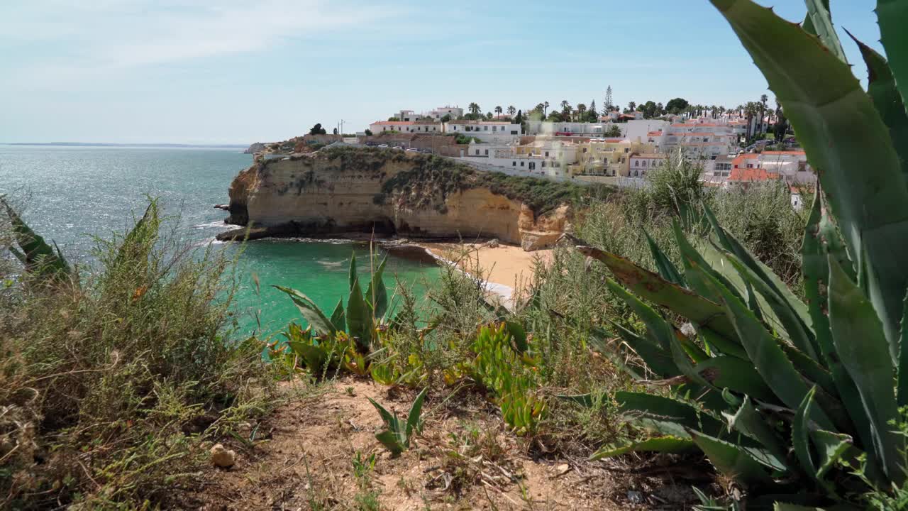 葡萄牙卡沃埃罗海滩的美丽景色在夏天与清澈的大海和日光浴游客。用稳定器在运动中射击。视频素材