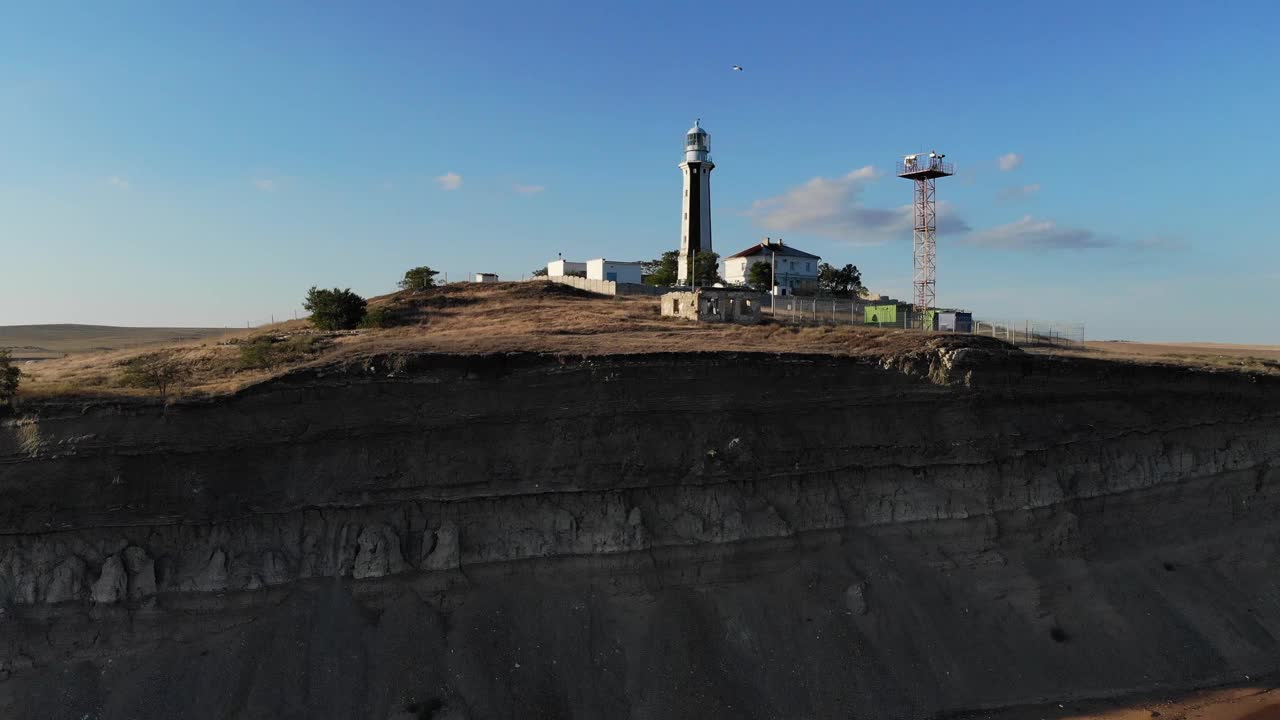 海岸海上灯塔鸟瞰图耸立在海岸或海洋上。有特殊用途的历史建筑视频素材