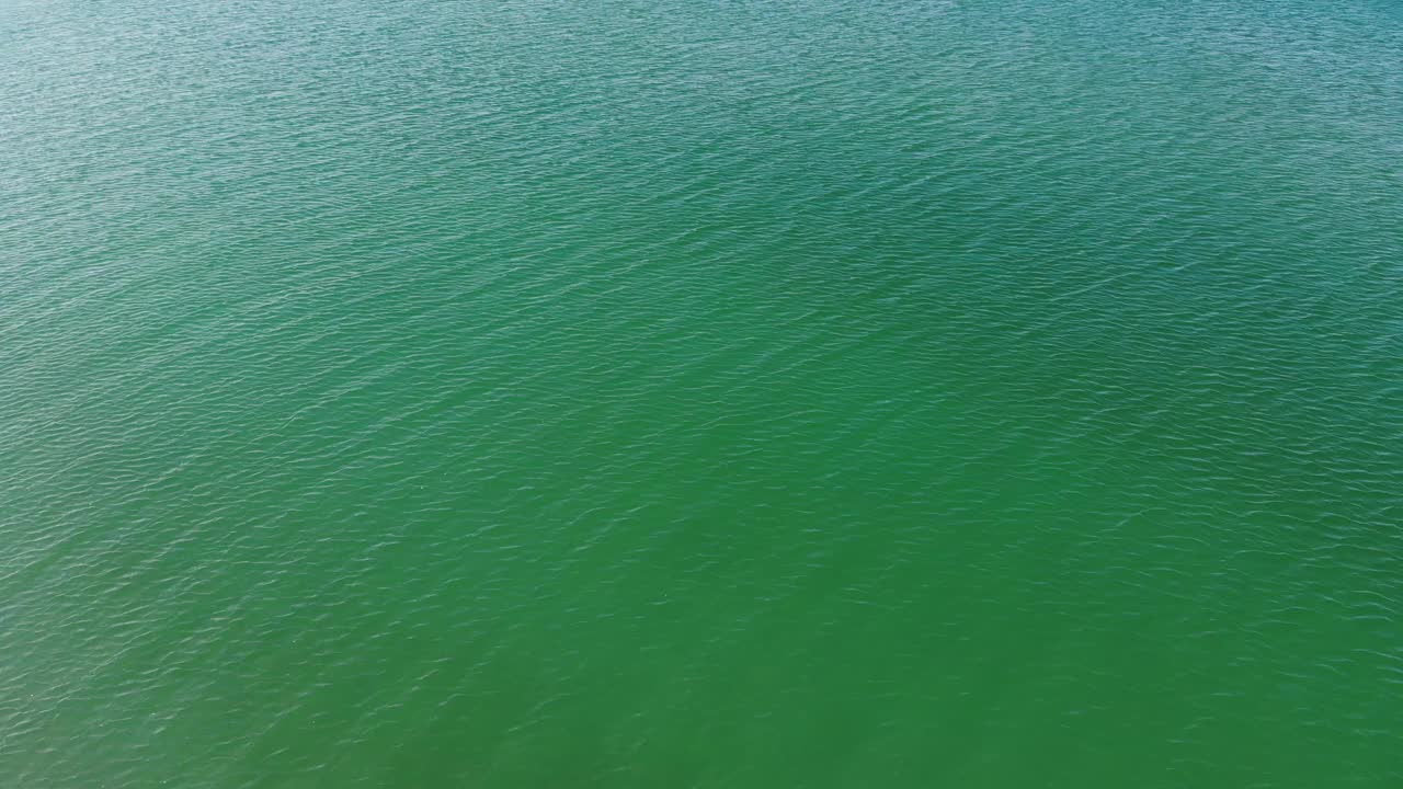 从高空俯瞰碧蓝蔚蓝的海水纹理。观察水面。水面背景。视频素材