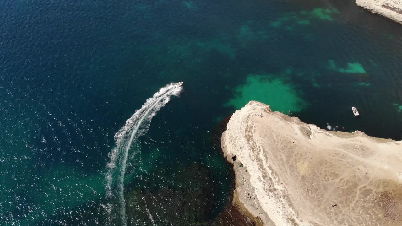 海湾中一艘小型快艇的鸟瞰图。轻水运输俯视图。令人惊叹的热带海湾碧绿的海水视频素材