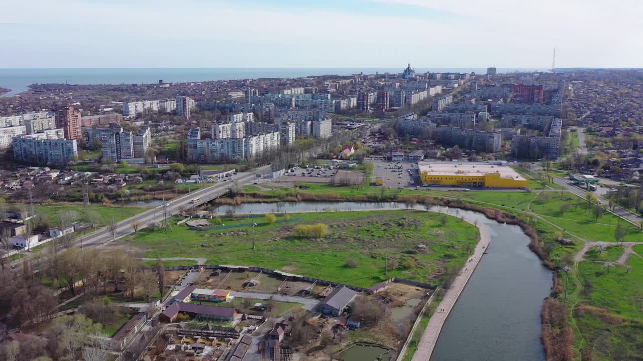 海滨城市。乌克兰马里乌波尔市鸟瞰图视频素材