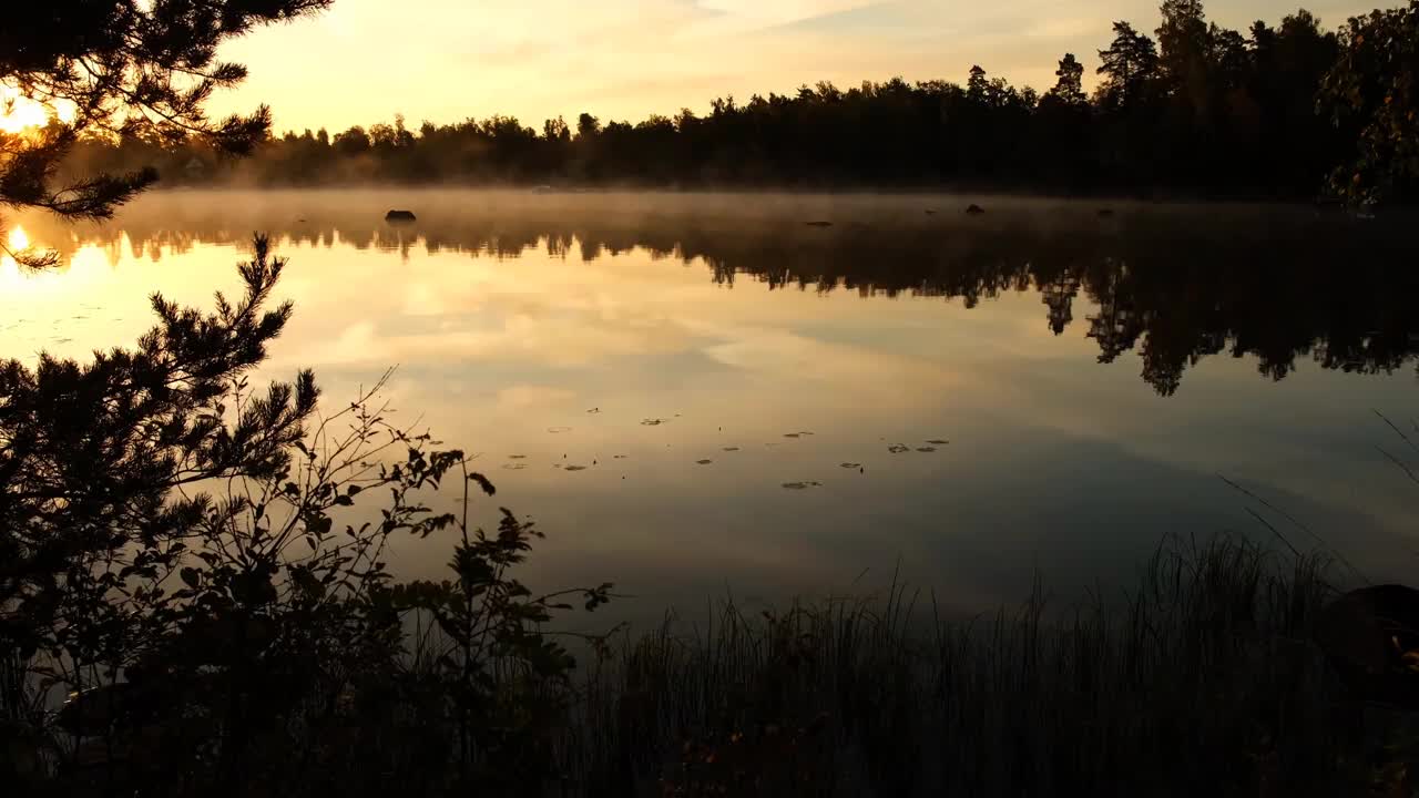 一个秋天的早晨，在平静的湖边视频素材