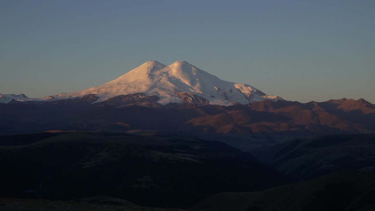 厄尔布鲁士山的山峰会视频素材