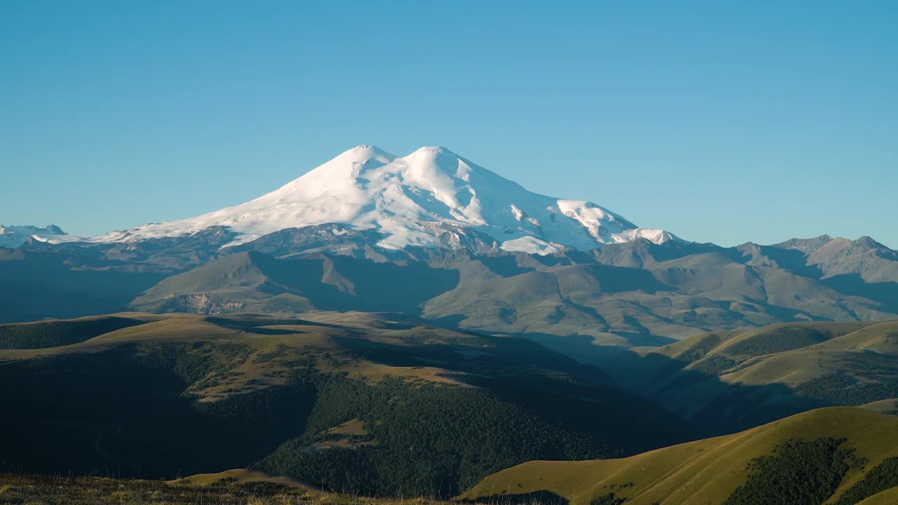 厄尔布鲁士山的山峰会视频素材