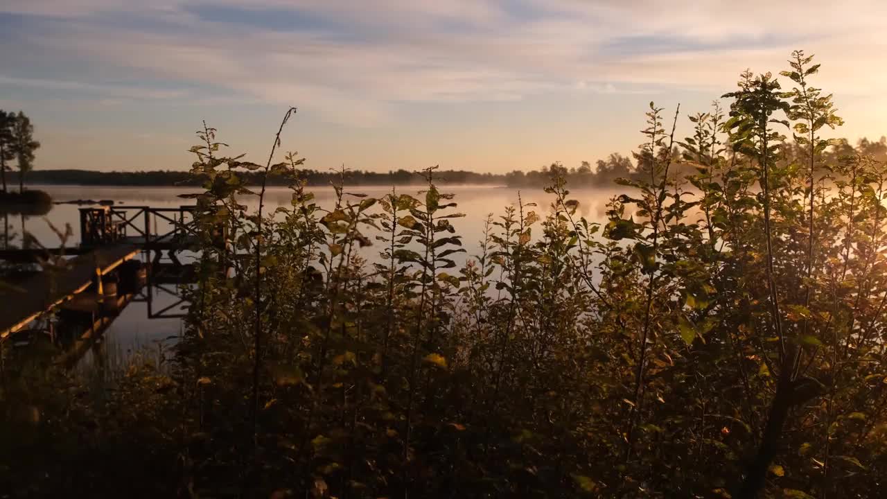 一个秋天的早晨，在一个有防波堤的安静的湖旁视频素材