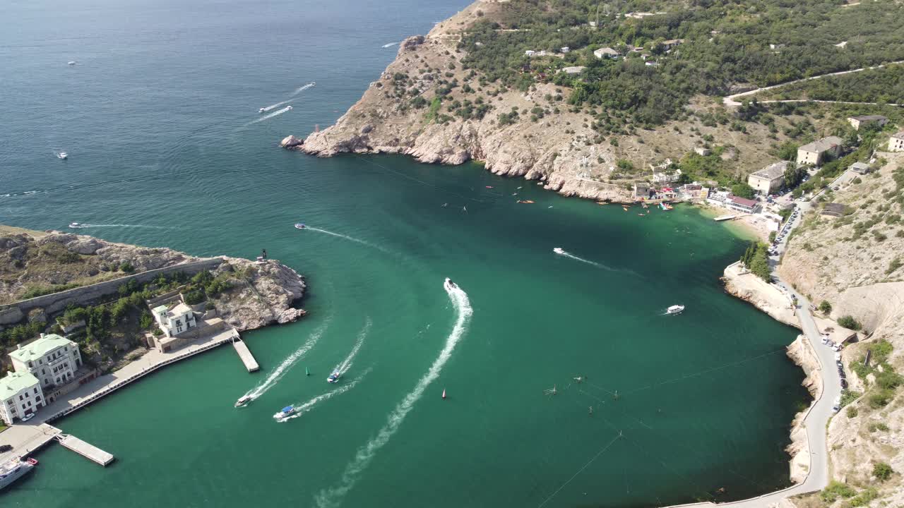 鸟瞰巴拉克拉瓦风景与船和海在滨海湾。克里米亚塞瓦斯托波尔旅游景点。无人机俯视图拍摄的港口豪华游艇，船只和帆船视频素材