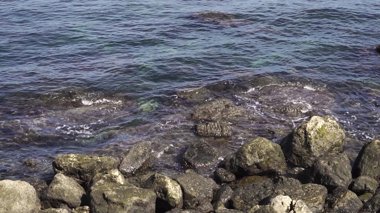 石头海浪特写视频素材