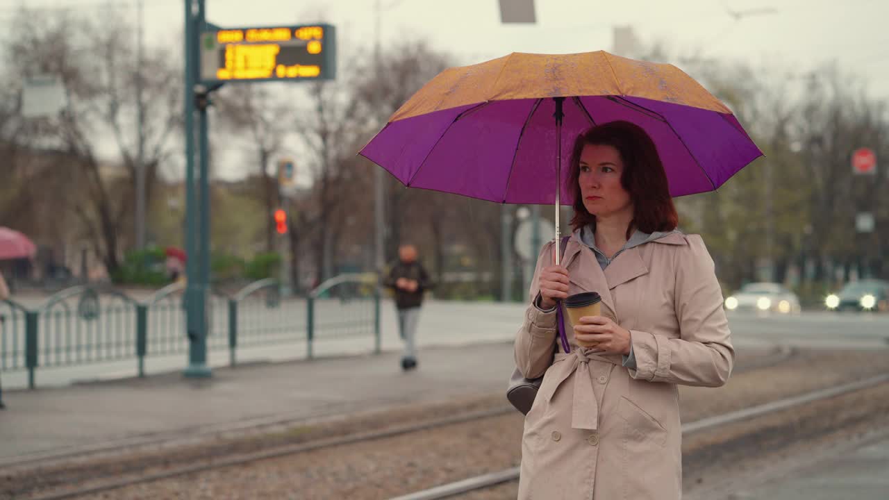 在下雨天等电车的悲伤女人视频素材