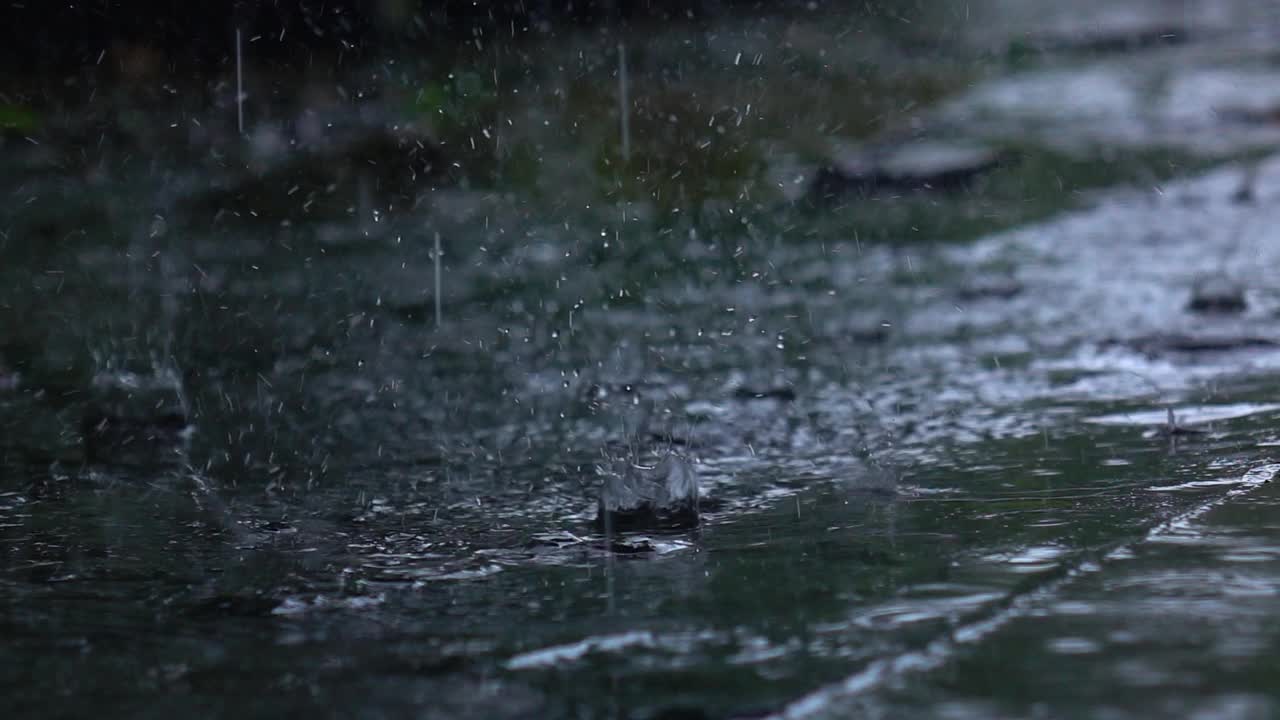 大雨暴雨溅起水花。视频素材