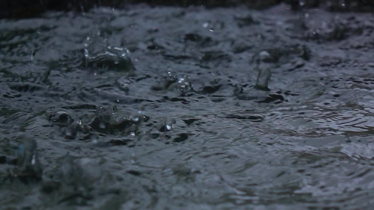 大雨暴雨溅起水花。视频素材