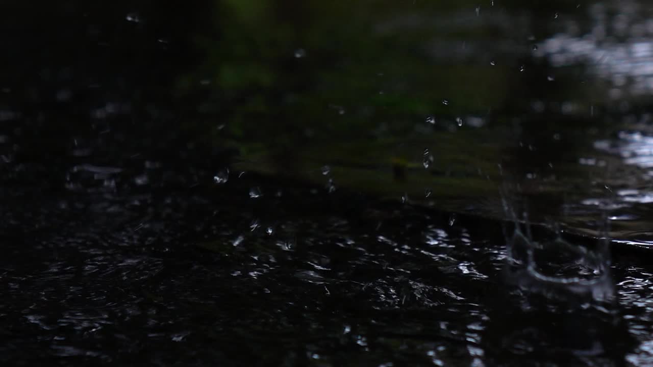 大雨暴雨溅起水花。视频素材