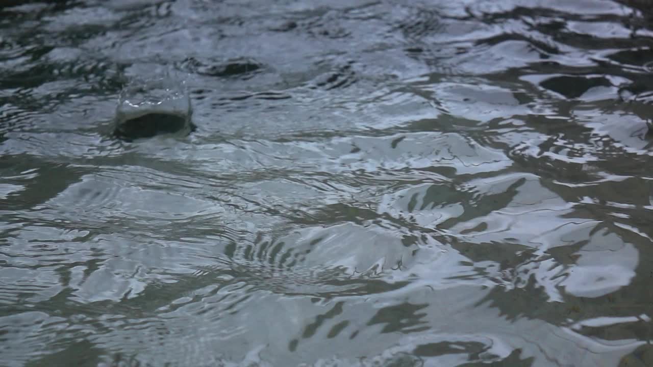 大雨暴雨溅起水花。视频素材