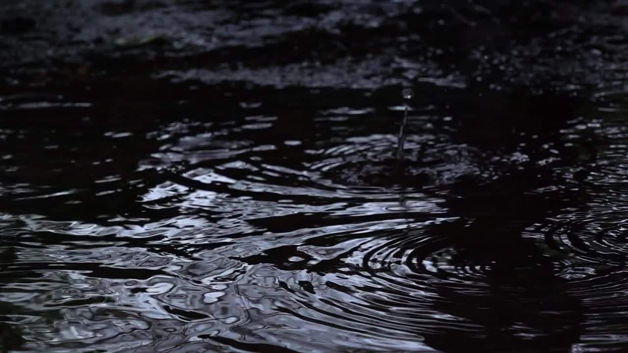 大雨暴雨溅起水花。视频素材