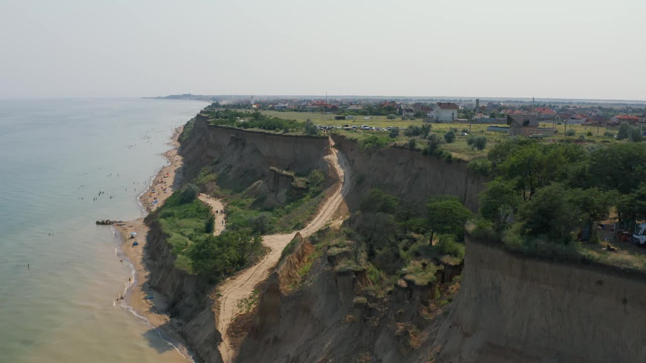 从鸟瞰Sanzheyka村附近陡峭的黑海海岸。视频素材