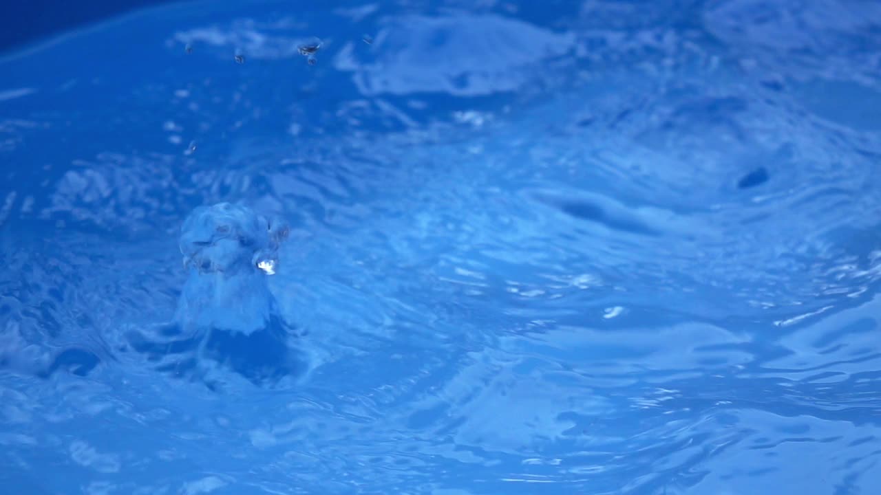 大雨暴雨溅起水花。视频素材