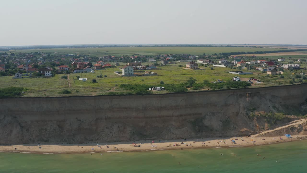 从鸟瞰Sanzheyka村附近陡峭的黑海海岸。视频素材