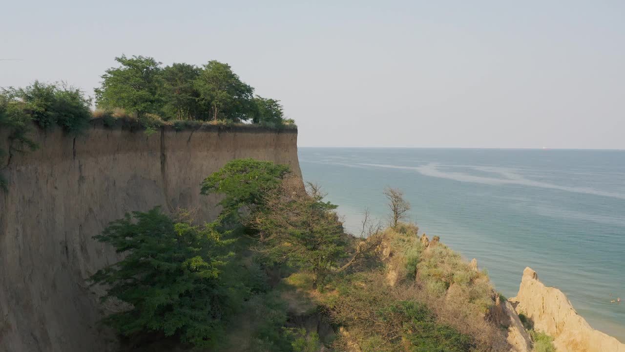 从鸟瞰Sanzheyka村附近陡峭的黑海海岸。视频素材