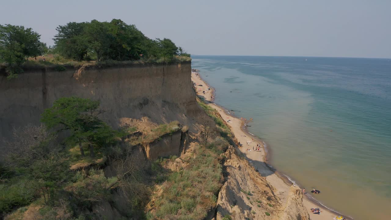 从鸟瞰Sanzheyka村附近陡峭的黑海海岸。视频素材