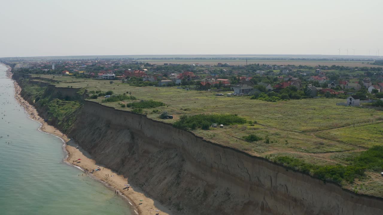 从鸟瞰Sanzheyka村附近陡峭的黑海海岸。视频素材