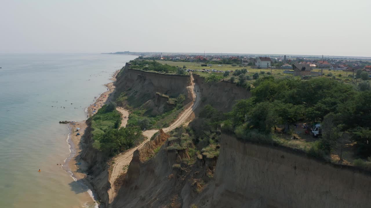 从鸟瞰Sanzheyka村附近陡峭的黑海海岸。视频素材