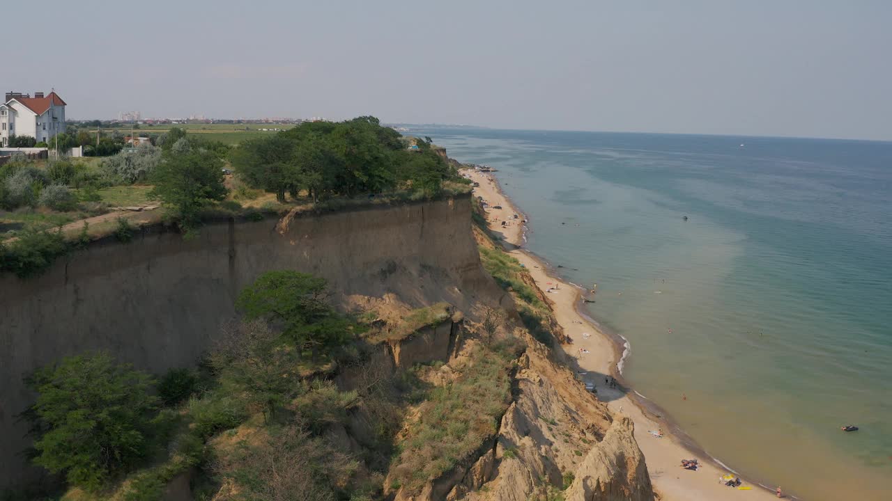 从鸟瞰Sanzheyka村附近陡峭的黑海海岸。视频素材