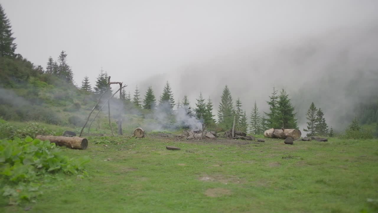 山上的露营地燃烧着篝火和烟雾。没有人的山地景观。视频素材