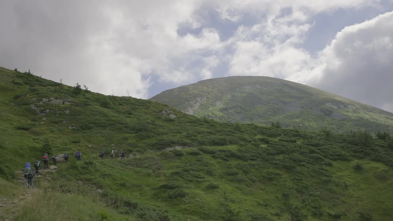 一群背着背包在山上徒步旅行的游客。视频素材