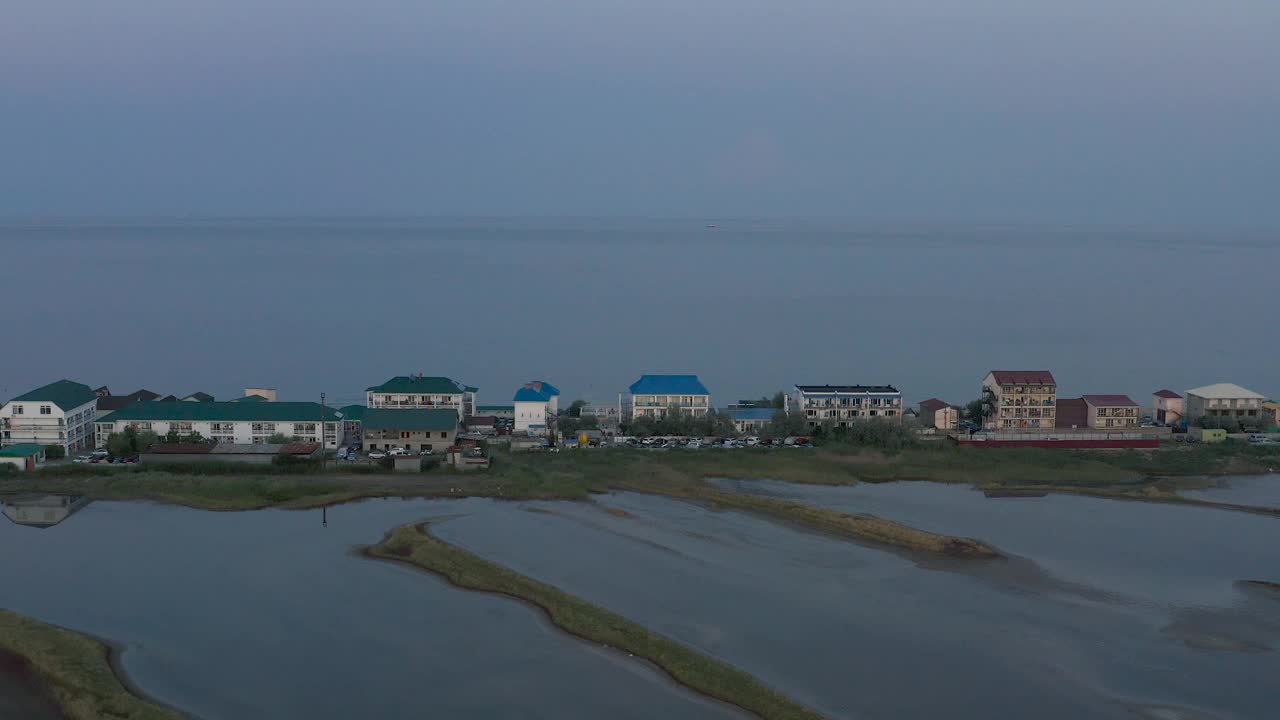 在德涅斯特敖德萨河河口在科罗特尼地区的村庄在日落从鸟瞰图。视频下载