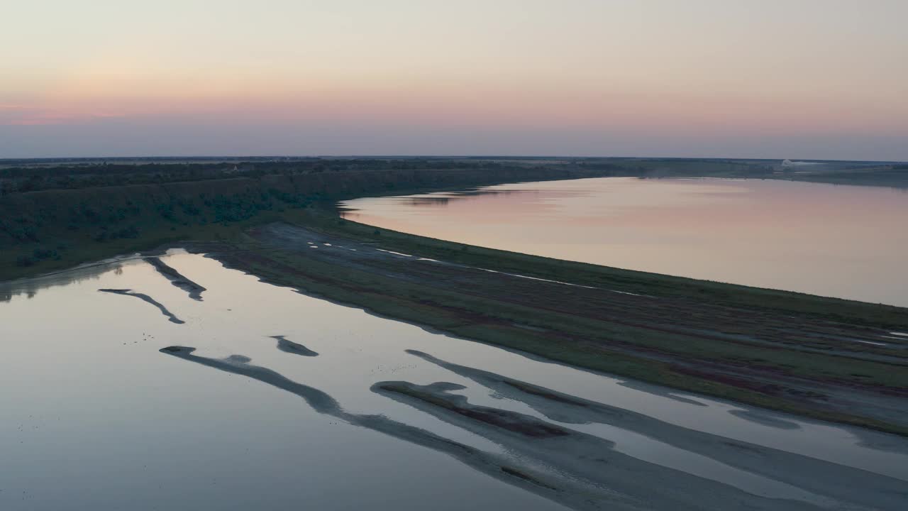 在德涅斯特敖德萨河河口在科罗特尼地区的村庄在日落从鸟瞰图。视频下载