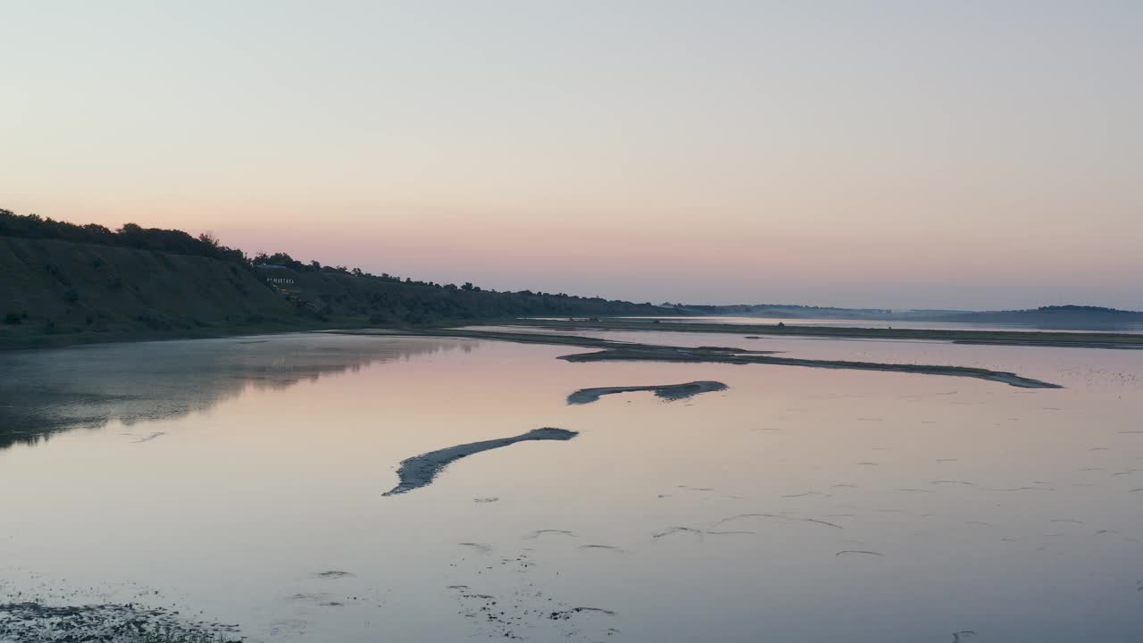 在德涅斯特敖德萨河河口在科罗特尼地区的村庄在日落从鸟瞰图。视频下载