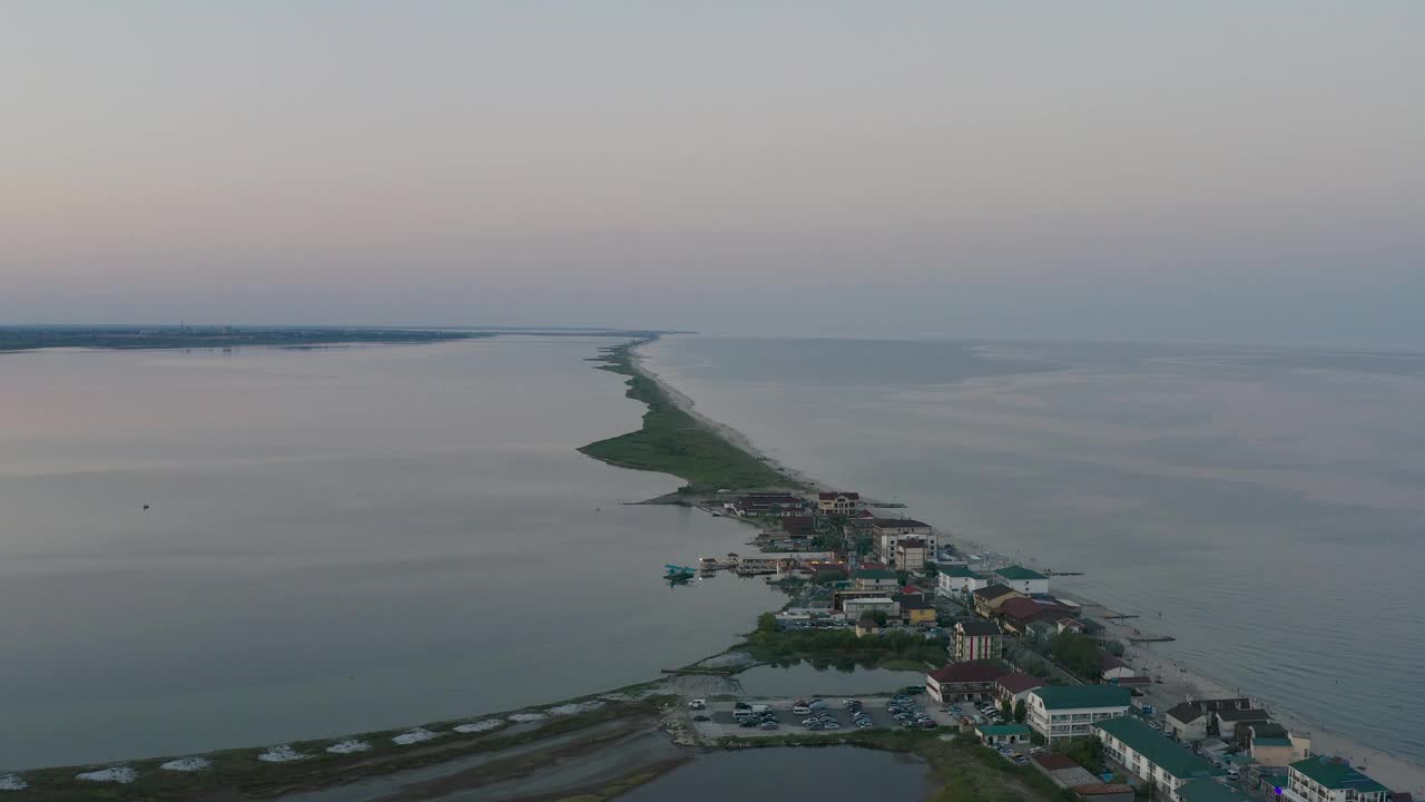 在德涅斯特敖德萨河河口在科罗特尼地区的村庄在日落从鸟瞰图。视频素材