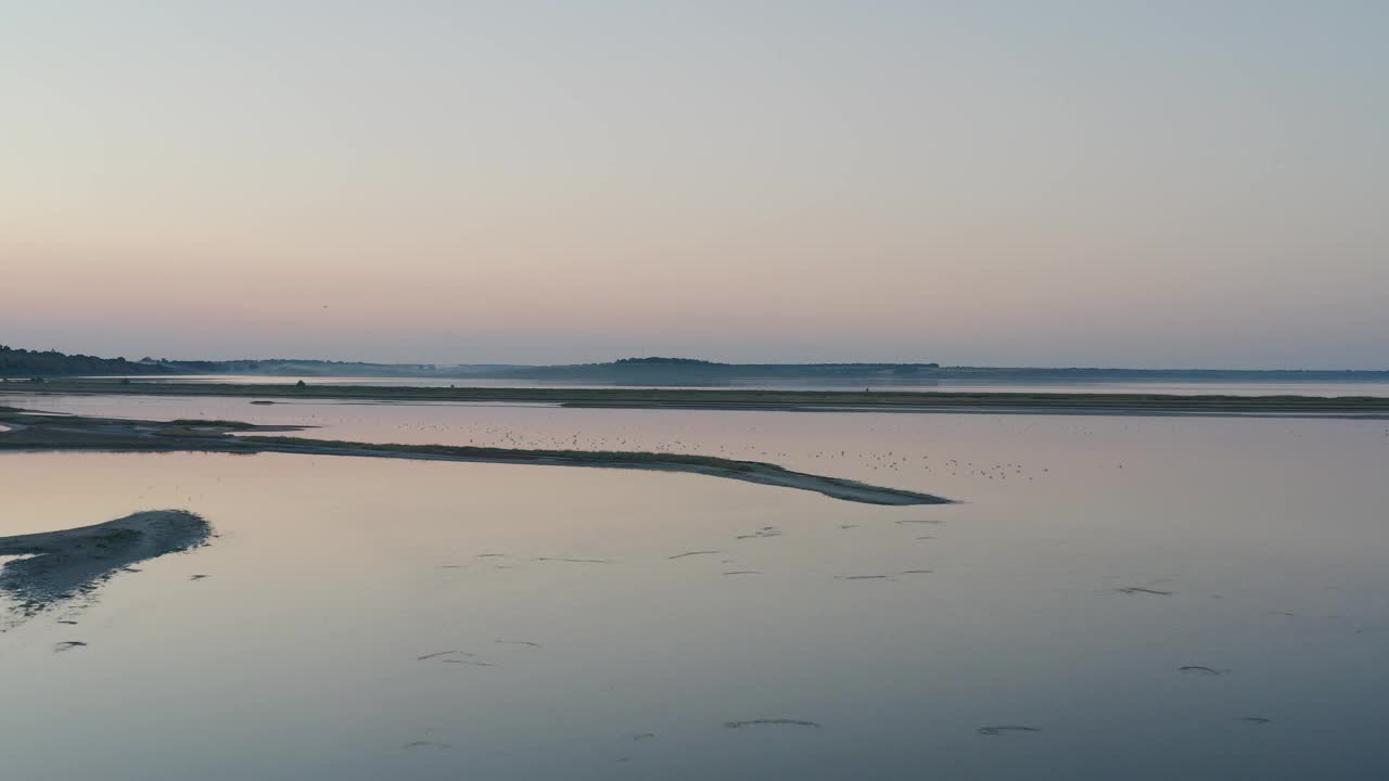 在德涅斯特敖德萨河河口在科罗特尼地区的村庄在日落从鸟瞰图。视频素材