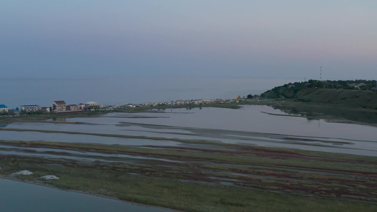 在德涅斯特敖德萨河河口在科罗特尼地区的村庄在日落从鸟瞰图。视频素材