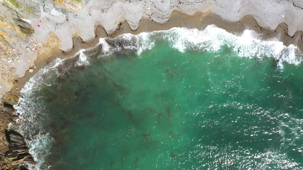 寂静海滩鸟瞰图(Playa del Silencio)在西班牙阿斯图里亚斯。视频素材