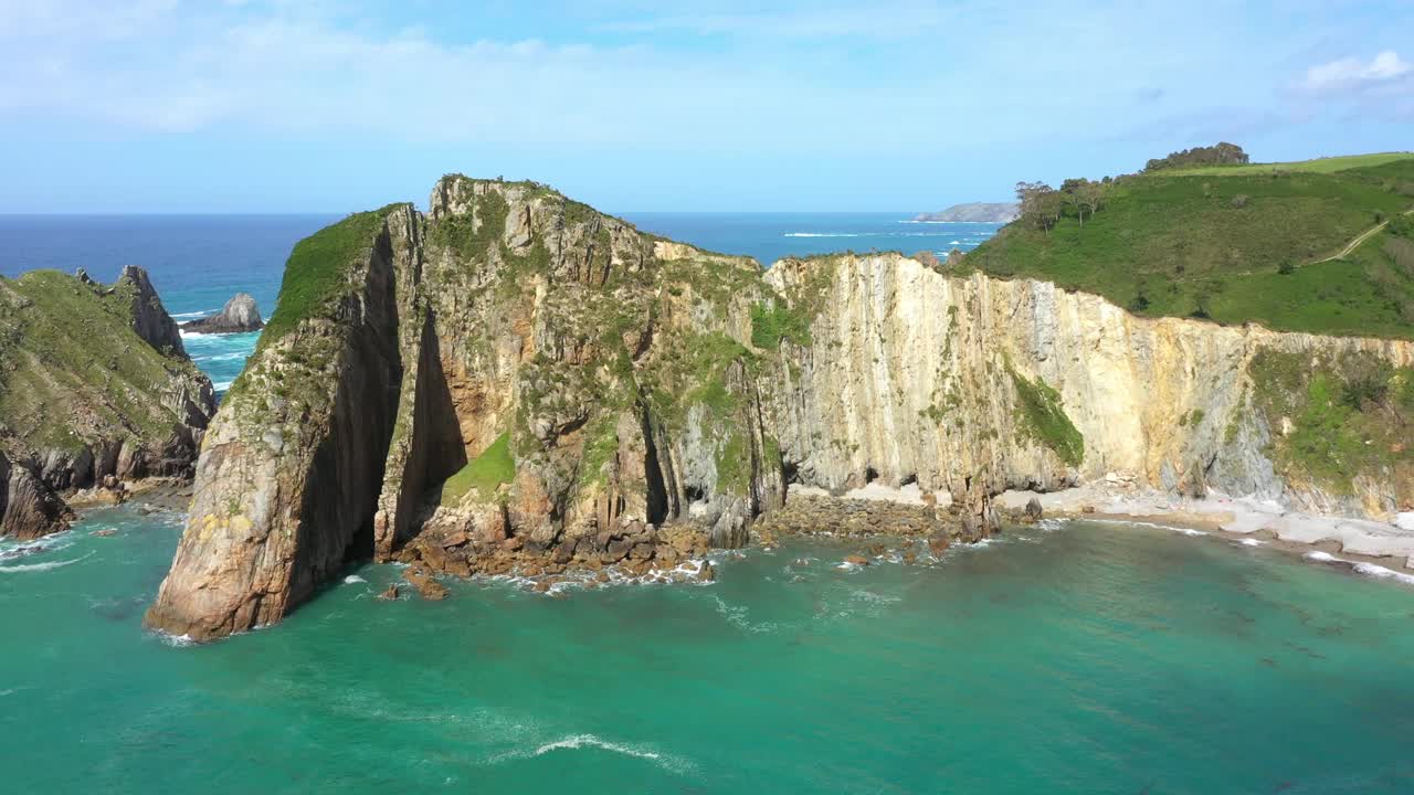 在西班牙阿斯图里亚斯的寂静海滩(Playa del Silencio)崎岖的石灰岩悬崖的鸟瞰图。——空中视频素材