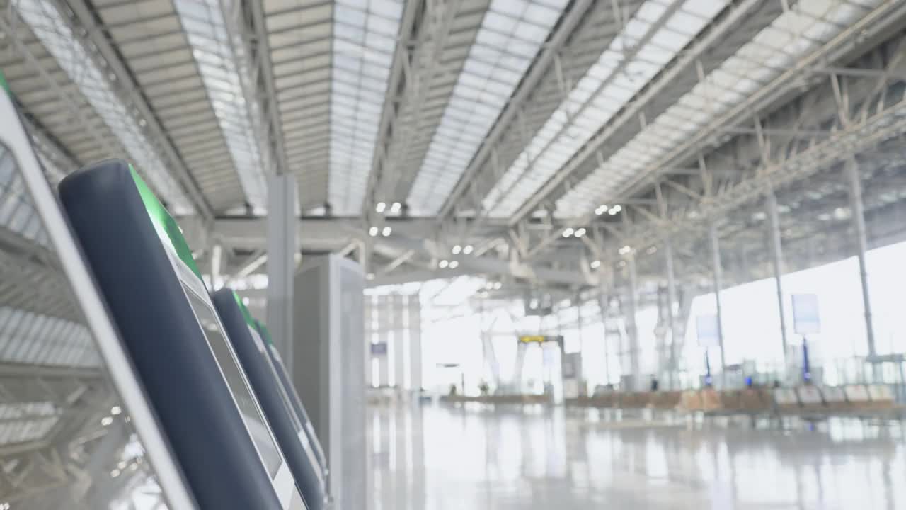 一名亚洲女性旅客在机场，用自动值机办理登机手续，办理她的旅行行李、旅行度假、侧视视频素材