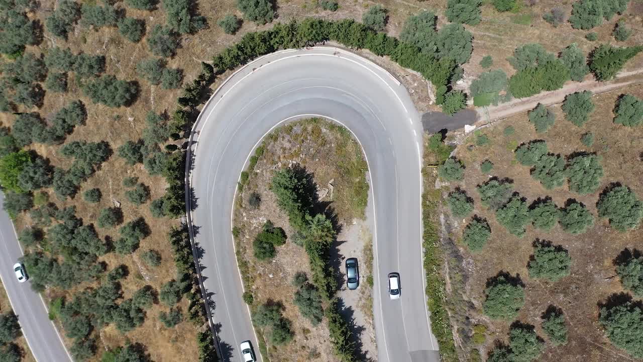 蜿蜒的道路。穿过森林的田园诗般的蜿蜒道路。视频素材