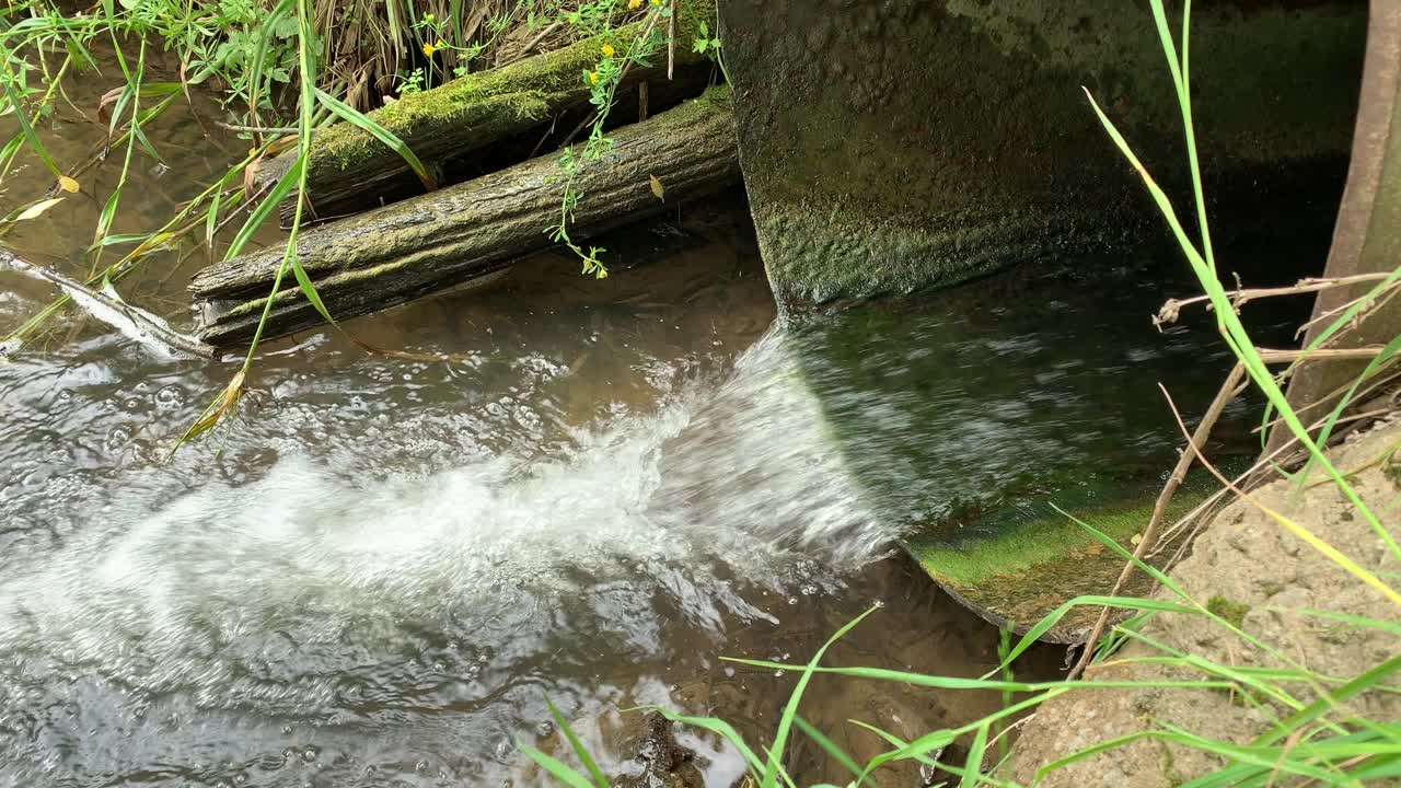 废水、泥浆从管道流入河流，污染环境，污染环境视频素材