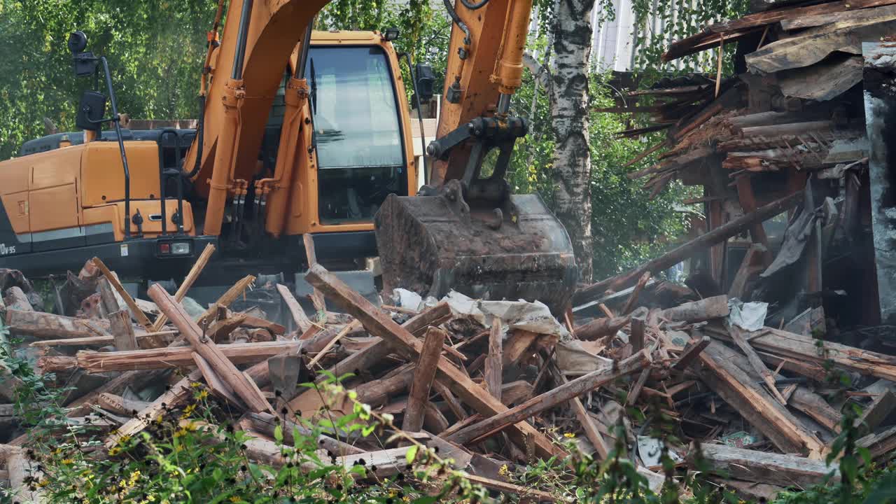 液压挖掘机破碎屋。为新建建筑而拆卸或销毁建筑物视频素材