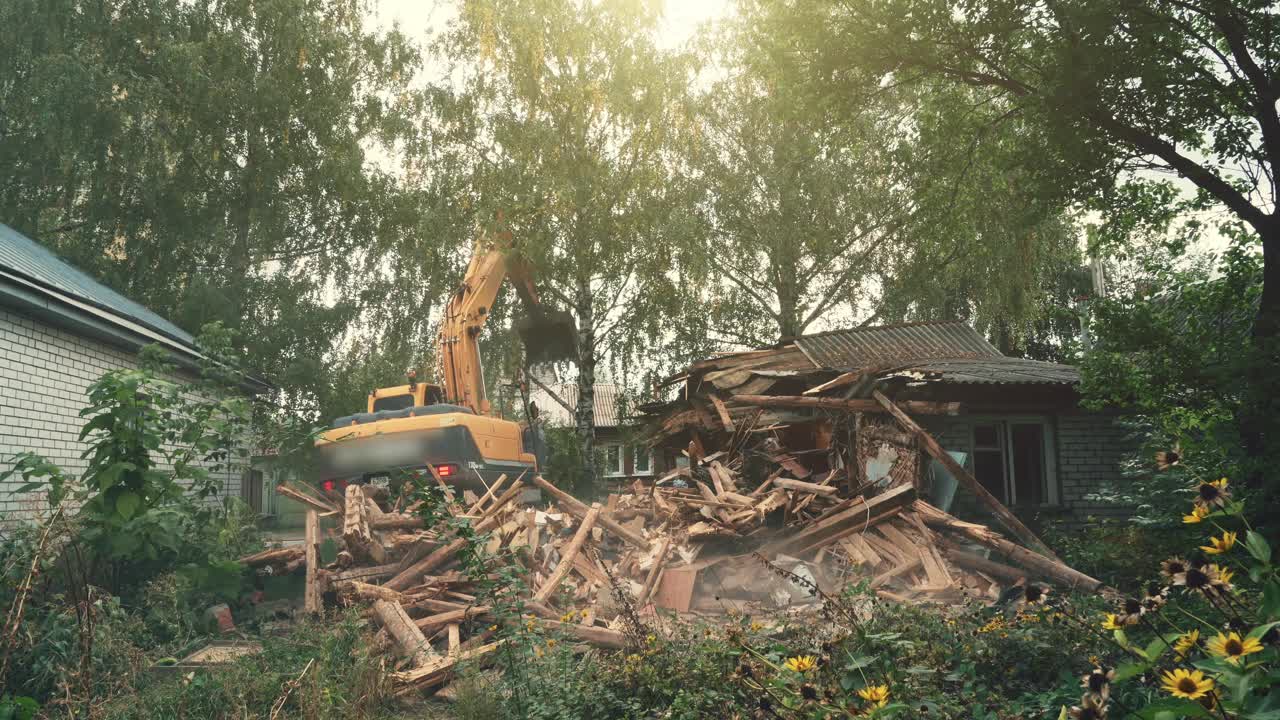 拆除建筑物。挖掘机破坏旧房子。腾出空间建造新建筑视频素材