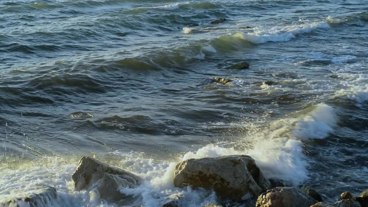 海浪拍打着大石头视频素材