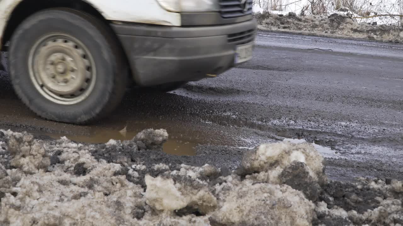 冬天天气结冰危险路面有坑、雪坑视频素材