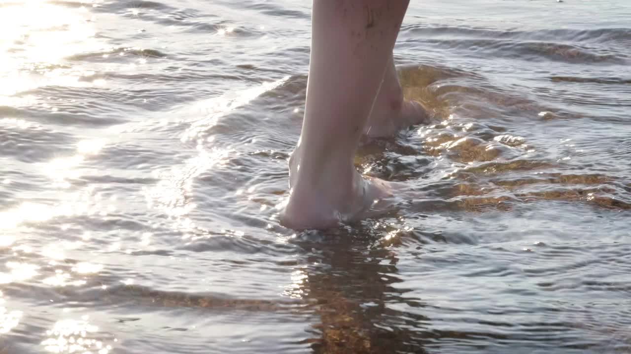 光着脚的孩子们在海滩和海水上行走。暑假，假期，家庭旅行。温暖国家旅游视频素材