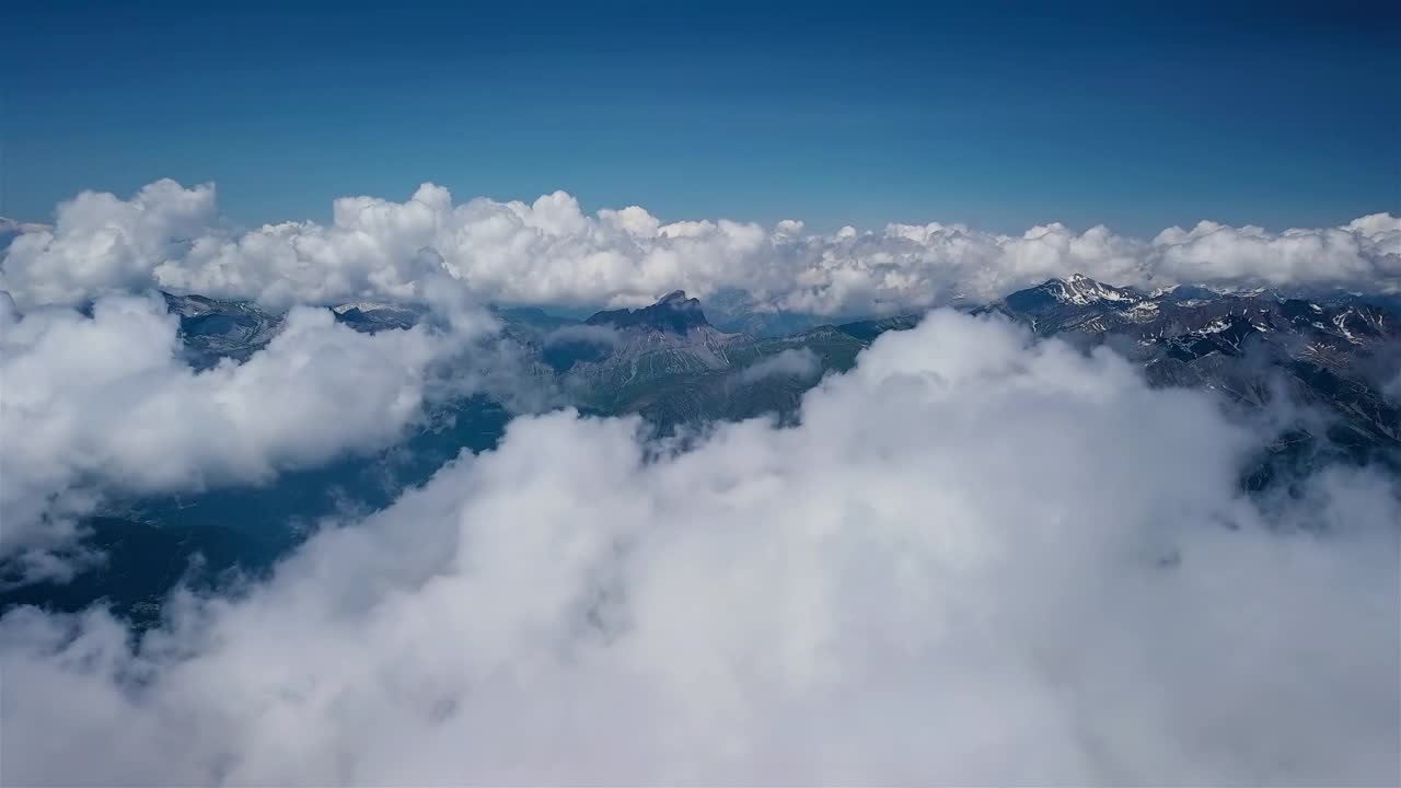 从云层中飞越高山景观视频素材