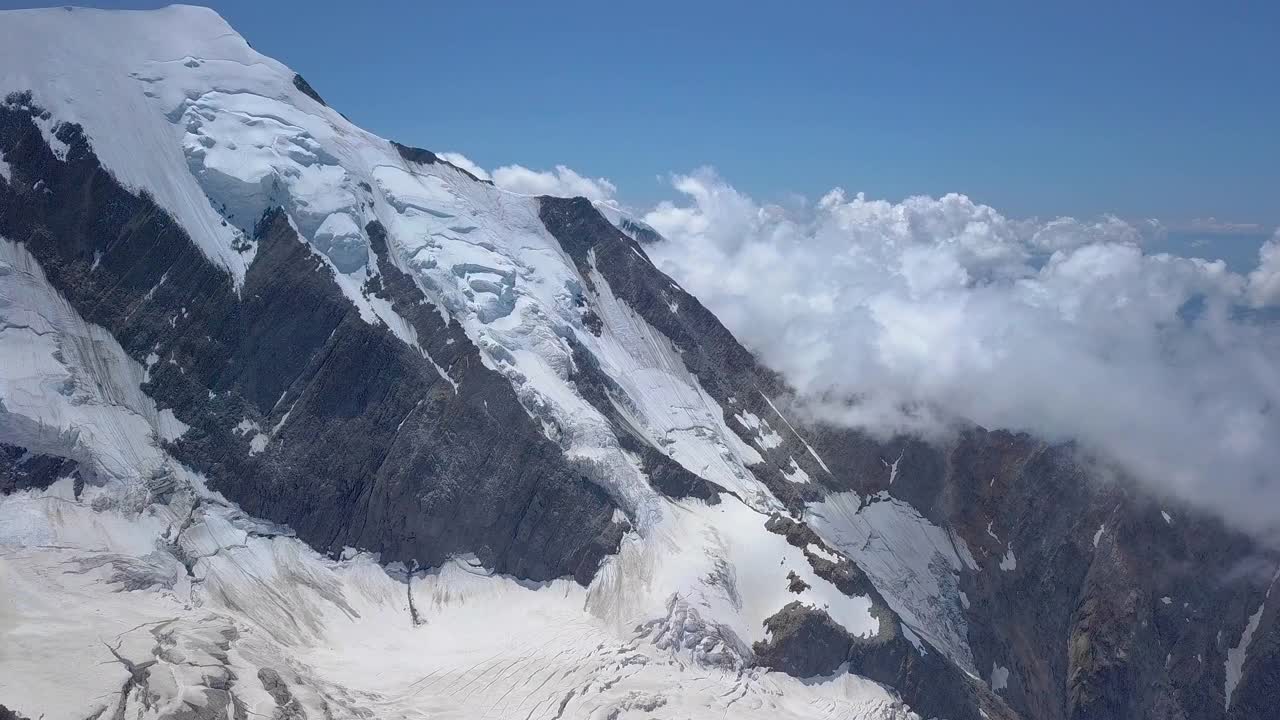 飞越阿尔卑斯山和Bionnassay冰川视频素材