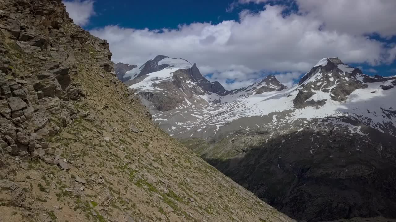 从云层中飞越高山景观视频素材