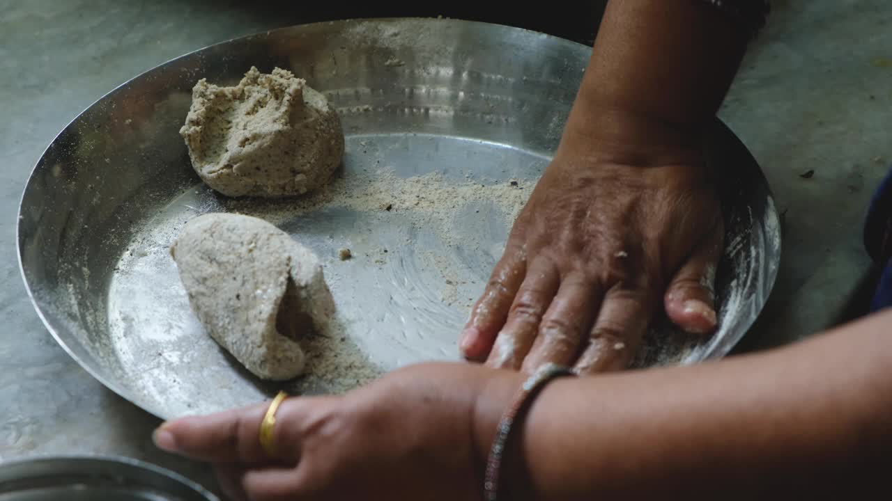 为Bhakri(一种地道的印度面包)准备面团视频下载