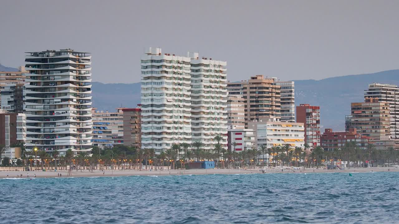 夏日海边日出时的城市建筑。视频素材