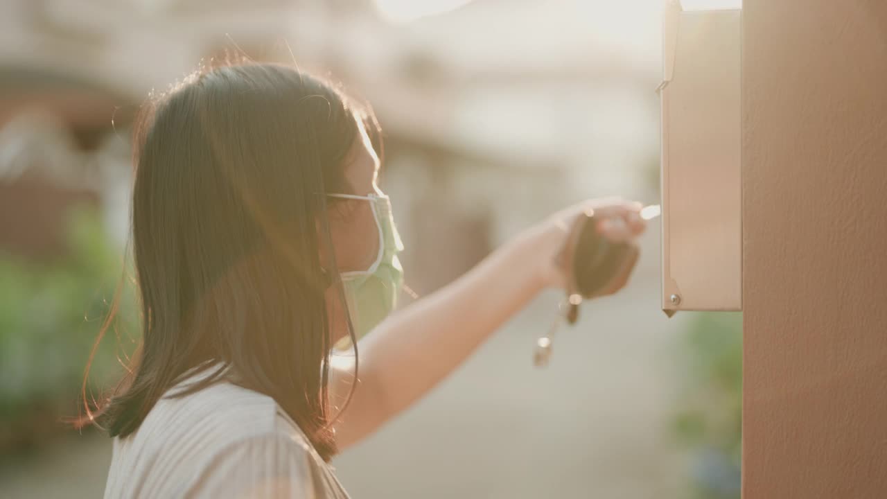 女检查邮箱视频素材