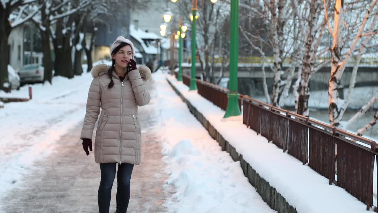 一个愤怒的女人在打电话视频素材